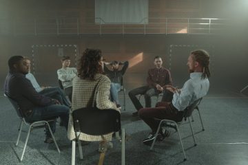 Image depicting a group session of addiction counseling.