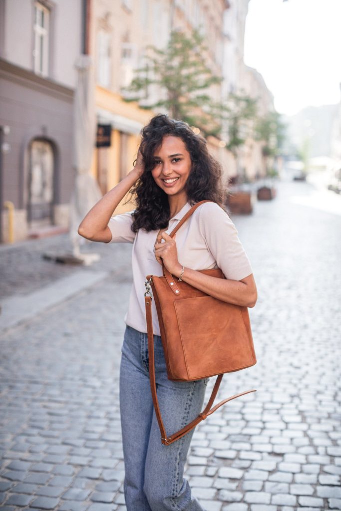 Versatile tote bag with spacious interior and sturdy handles, perfect for everyday use.